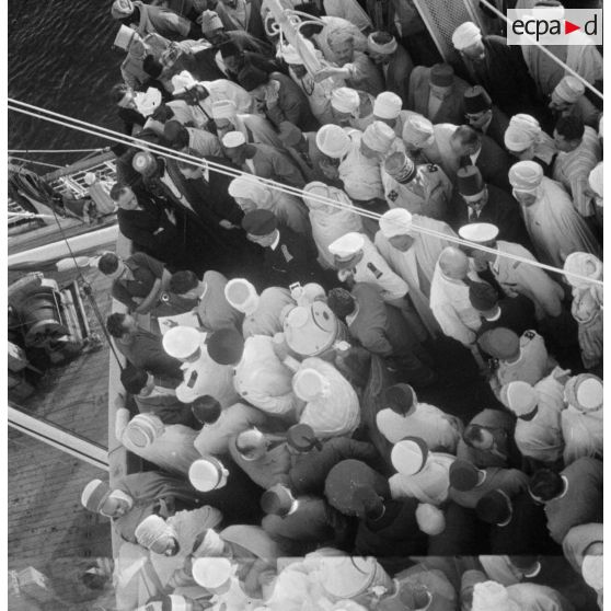 Plan en plongée du départ des pèlerins musulmans pour la Mecque à bord de l'Atlas.