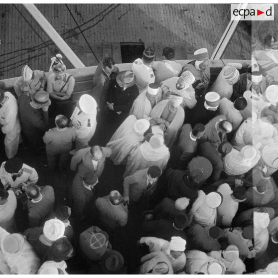 Plan en plongée du départ des pèlerins musulmans pour la Mecque à bord de l'Atlas.