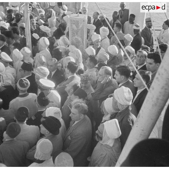 Vue en plongée du départ des pèlerins musulmans pour la Mecque à bord de l'Atlas, accompagnés par le général de corps d'armée Henry Martin et d'autorités civiles.
