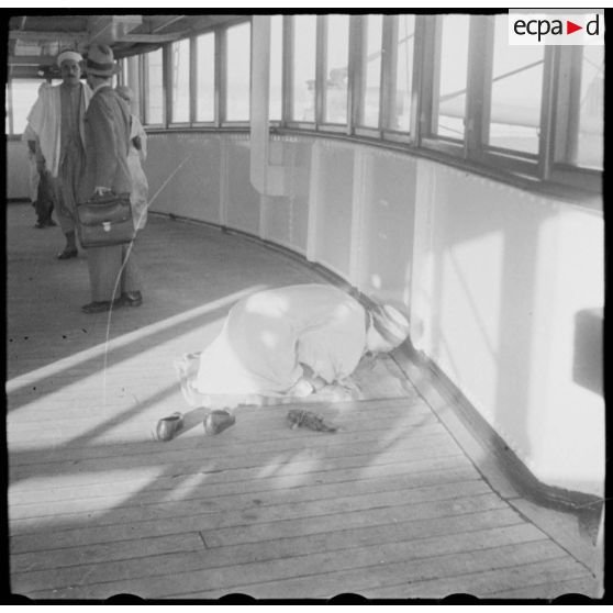 Un pèlerin musulman prie à bord de l'Atlas.