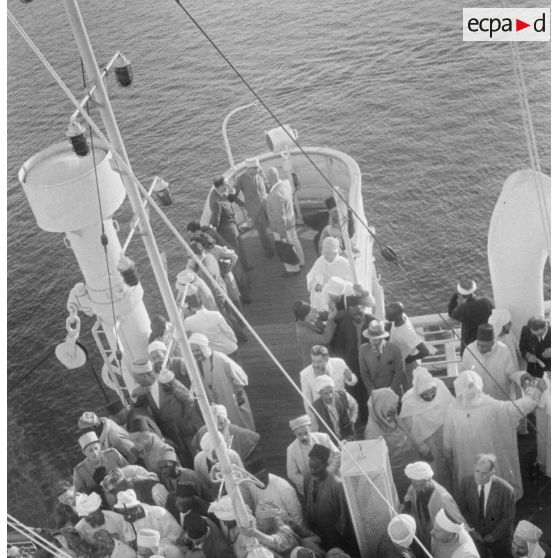 Plan en plongée du départ des pèlerins musulmans pour la Mecque à bord de l'Atlas.