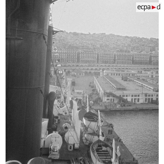 Vue d'ensemble en plongée, depuis l'Altlas, du port d'Alger.