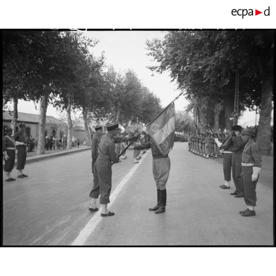 Cérémonie militaire : remise d'étendard.