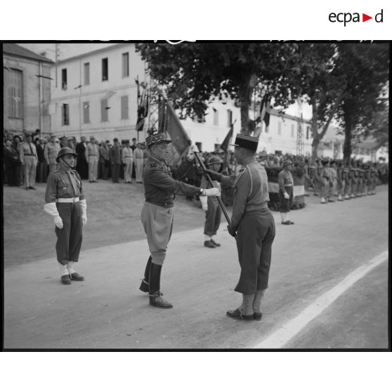Cérémonie militaire : remise d'étendard, sous le regard d'autorités civiles et militaires.