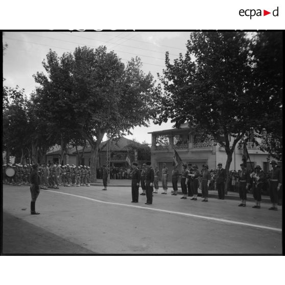 Plan d'ensemble d'un cérémonial de remise de décorations.