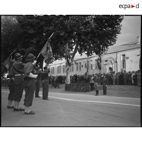 Vue en contre-plongée d'un cérémonial de remise de décorations.