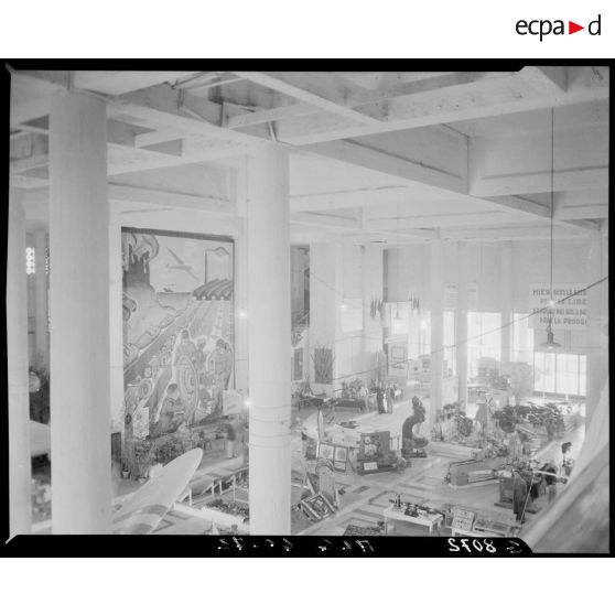 Plan d'ensemble en plongée de l'espace d'exposition du ministère de l'Armement d'Alger.