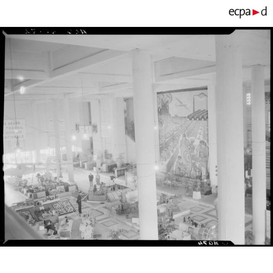 Plan d'ensemble en plongée de l'espace d'exposition du ministère de l'Armement d'Alger.