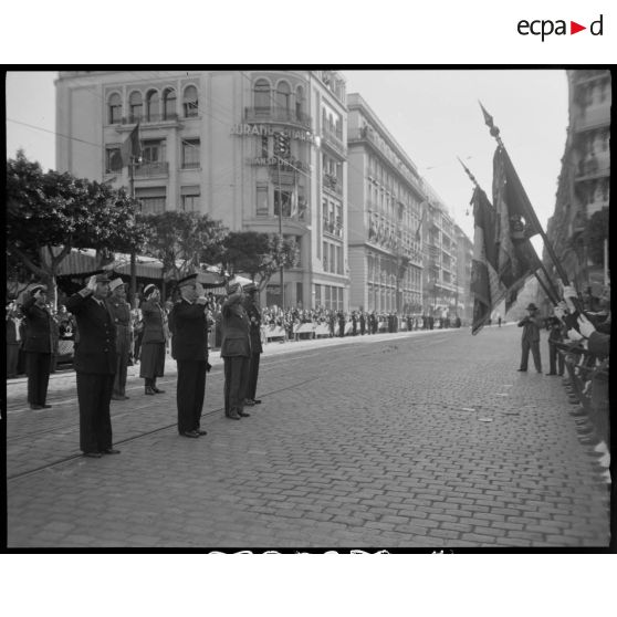 Salut au drapeau, en présence du gouverneur général de l'Algérie Yves Chataigneau, du général de corps d'armée Henry Martin, d'autorités civiles et militaires.