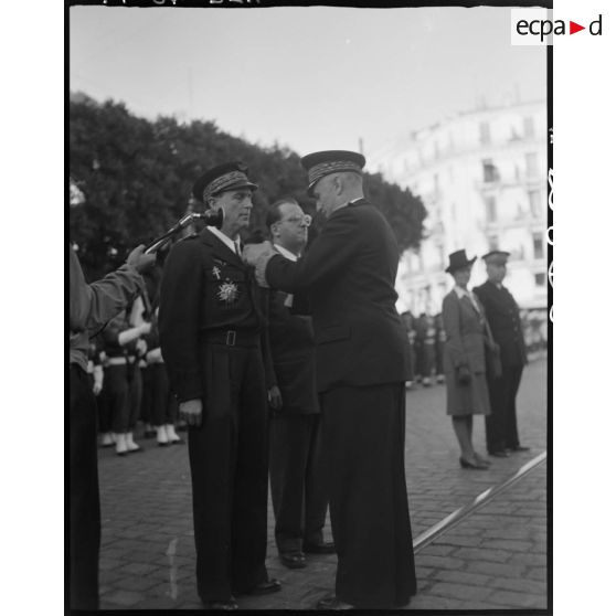 Cérémonie de remise de décorations, présidée par Yves Chataigneau, gouverneur général de l'Algérie.