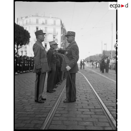 Cérémonie de remise de décorations, en présence du général de corps d'armée Henry Martin.