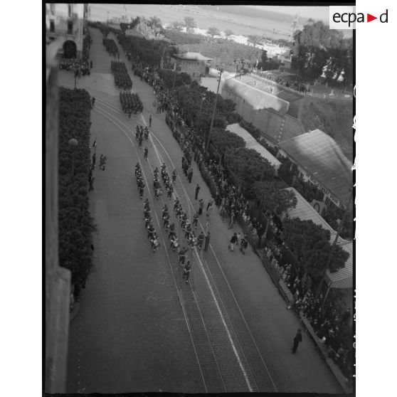 Vue aérienne d'un défilé d'unités militaires.