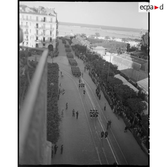 Vue aérienne d'un défilé d'unités militaires.