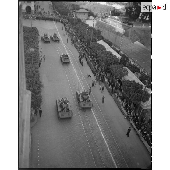 Vue aérienne d'un défilé de véhicules blindés.