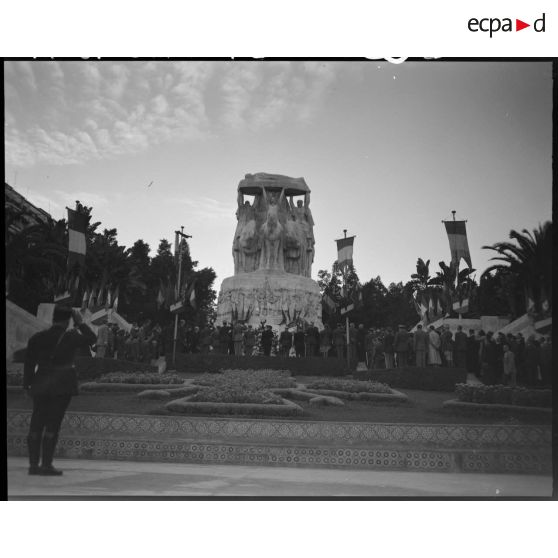 Plan en contre-plongée d'une cérémonie militaire devant le monument aux morts d'Alger.
