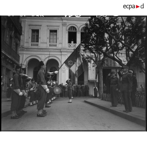 Le général de corps d'armée Henry Martin salue la garde au drapeau d'une unité militaire, à l'occasion de la cérémonie organisée pour son départ d'Alger.