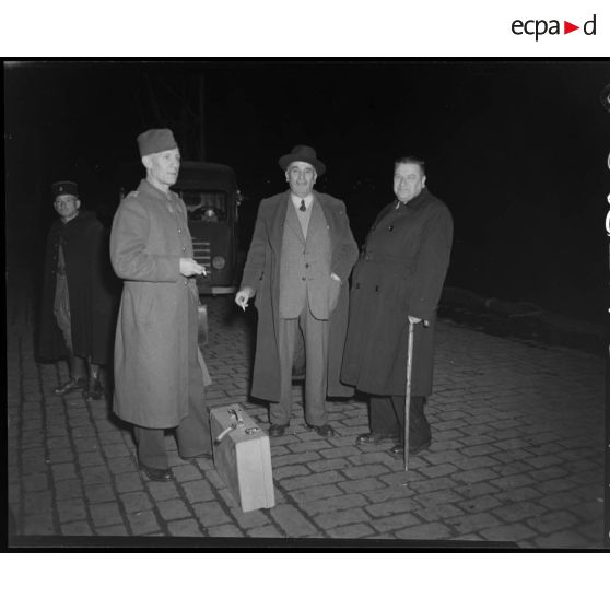 Le général Duché est accueilli par des autorités civiles et militaires.