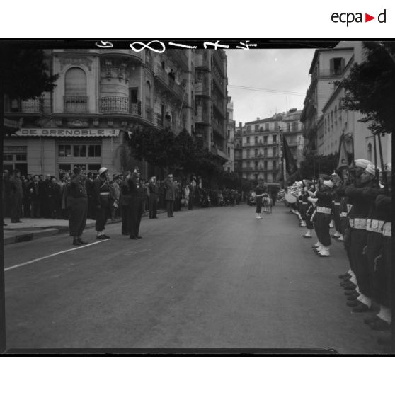 Cérémonie militaire donnée à l'occasion de la prise de commandement de la Xe région militaire (RM) du général Duché, dans les rues d'Alger.