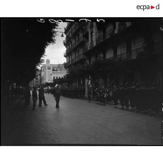Le général Duché passe en revue des unités militaires, dans les rues d'Alger.