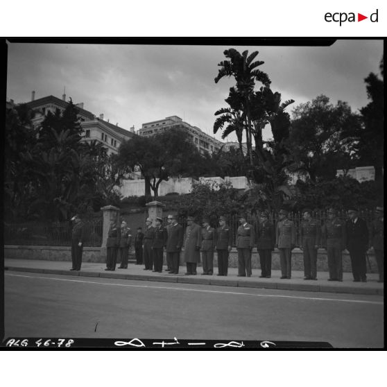 Photographie de groupe rassemblant des autorités militaires, parmi lesquelles le général Duché, qui assistent aux défilés de troupes, dans les rues d'Alger.