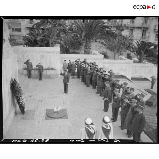 Cérémonie militaire devant le monument aux morts d'Alger.