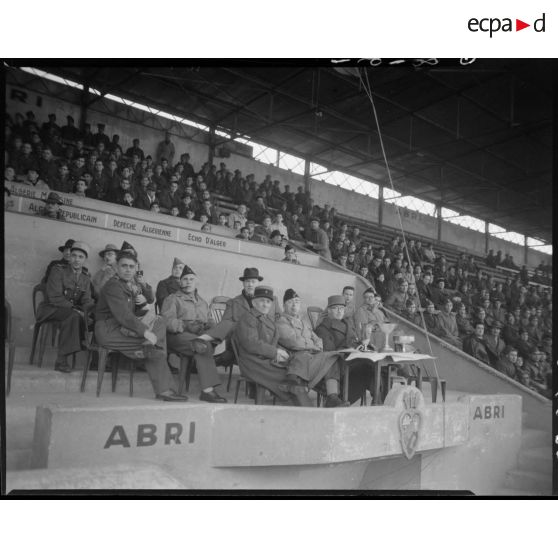 Plan d'ensemble de la tribune rassemblant des autorités civiles et militaires qui assistent à la finale des championnats militaires de la division territoriale d'Alger (DTA).
