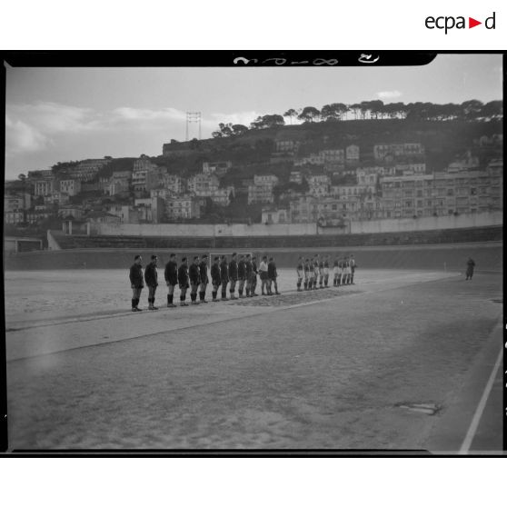 Plan d'ensemble de deux équipes de la division territoriale d'Alger (DTA), sur le stade où se déroule la finale des championnats militaires.