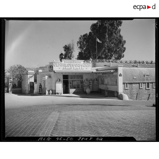 Vue extérieure du centre d'information de la division d'Alger.