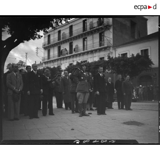 Photographie de groupe rassemblant des autorités civiles et militaires, parmi lesquelles le général Merlin.
