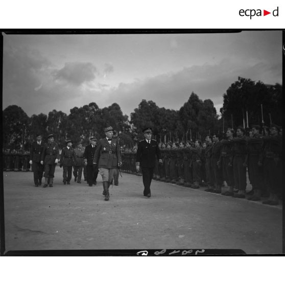 Le général Merlin, accompagné du gouverneur général de l'Algérie Yves Chataigneau, passe en revue le 45e régiment de transmissions (RTrs).