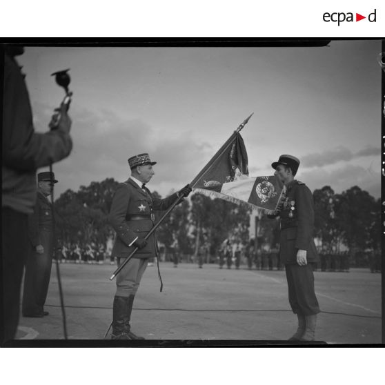 Le général Merlin, inspecteur des transmissions, remet son drapeau au 45e régiment de transmissions (RTrs) à Maison-Carrée.