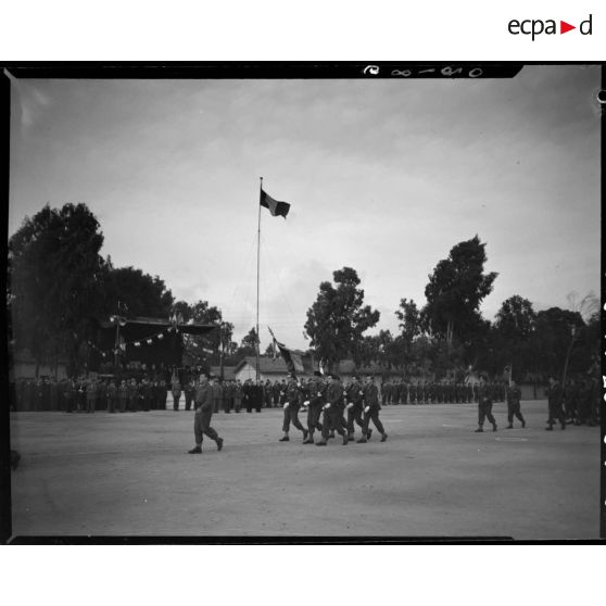 Défilé du 45e régiment de transmissions (RTrs), sous le regard d'autorités civiles et militaires.