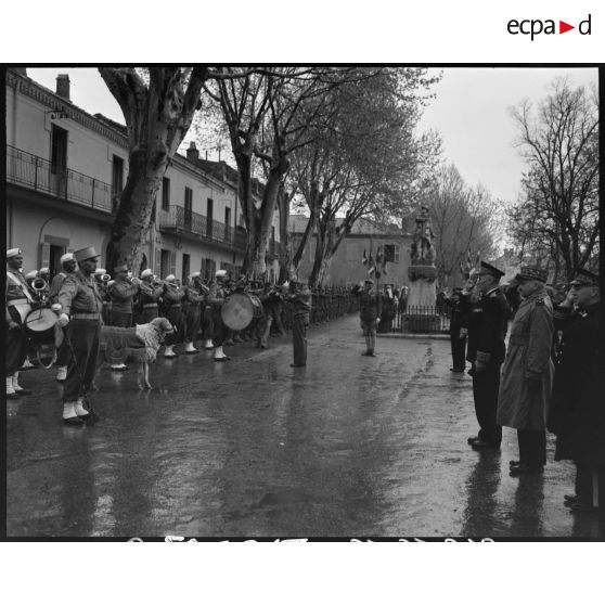 Le gouverneur général de l'Algérie Yves Chataigneau, accompagné du général de corps d'armée Henry Martin, salue la musique d'une unité militaire, avec leur mascotte.