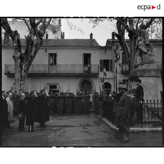 Des autorités militaires et civiles saluent le monument aux morts, sur la place de la sous-préfecture de Miliana.