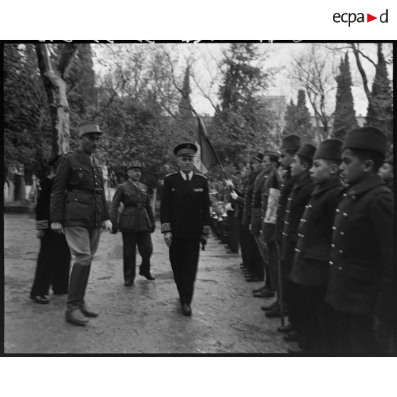 Le gouverneur général de l'Algérie Yves Chataigneau passe en revue les enfants de troupe de l'Ecole militaire préparatoire nord-africaine (EMPNA) de Miliana.