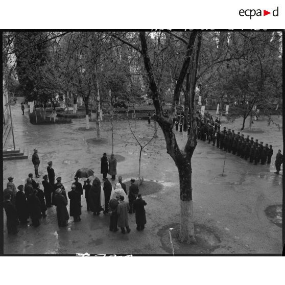 Prise de vue en plongée de l'inauguration de l'Ecole militaire préparatoire nord-africaine (EMPNA) de Miliana, au cours de laquelle le général de corps d'armée Henry Martin va prononcer un discours.