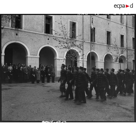 Défilé des enfants de troupe de l'Ecole militaire préparatoire nord-africaine (EMPNA) de Miliana, sous le regard d'autorités militaires et civiles.