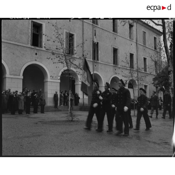 Défilé des enfants de troupe de l'Ecole militaire préparatoire nord-africaine (EMPNA) de Miliana, sous le regard d'autorités militaires et civiles.