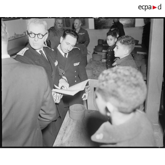 Yves Chataigneau, gouverneur général de l'Algérie, s'entretient avec les élèves de l'Ecole militaire préparatoire nord-africaine (EMPNA) de Miliana.