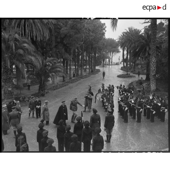 Prise de vue en plongée de l'inauguration, par Yves Chataigneau, gouverneur général de l'Algérie, de l'Ecole militaire préparatoire nord-africaine (EMPNA) de Miliana.