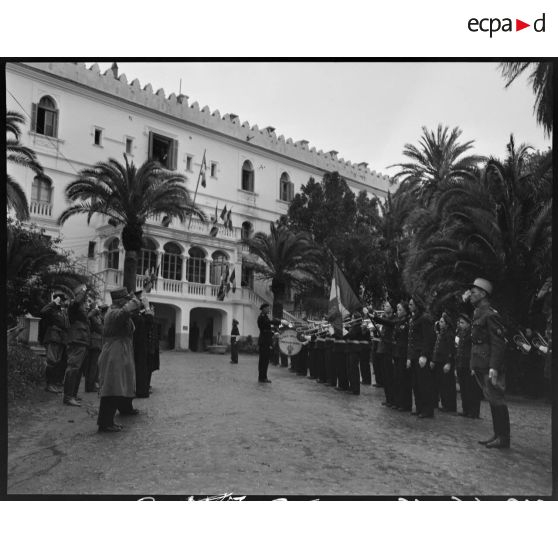 Des autorités militaires saluent la musique des enfants de troupe de l'Ecole militaire préparatoire nord-africaine (EMPNA) de Miliana.