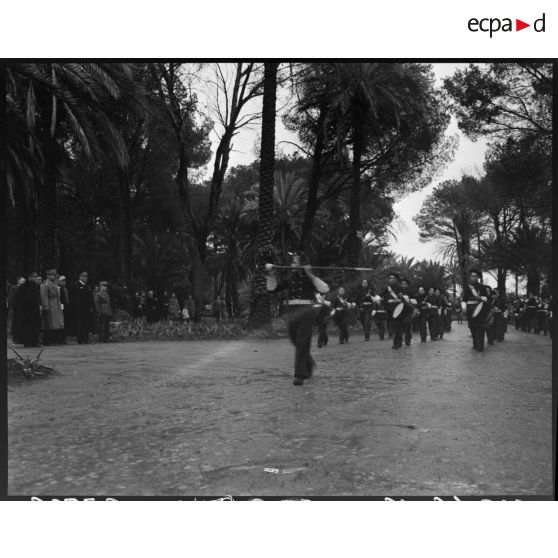 Défilé de la musique des enfants de troupe de l'Ecole militaire préparatoire nord-africaine (EMPNA) de Miliana, sous le regard d'autorités militaires et civiles.