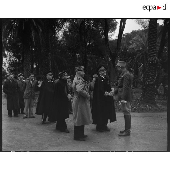 Le gouverneur général de l'Algérie Yves Chataigneau s'entretient avec une personnalité militaire.