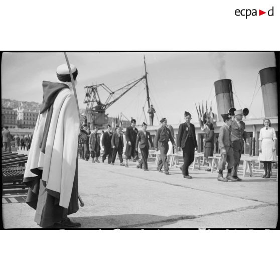 Arrivée au port d'Alger de jeunes gens originaires de Saint-Etienne, acompagnés d'une personnalité militaire.