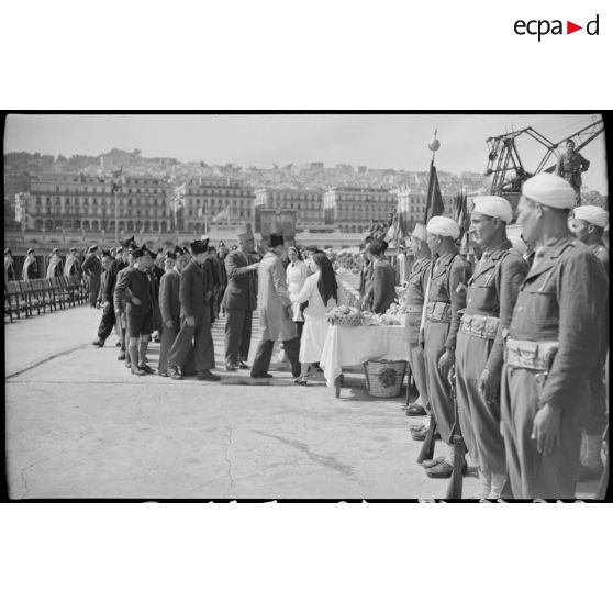 Un repas est distribué au jeunes gens originaires de Saint-Etienne à leur arrivée au port d'Alger.
