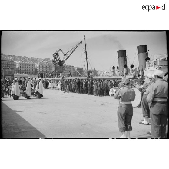Plan d'ensemble de l'arrivée à Alger de jeunes gens originaires de Saint-Etienne, filleuls du 1er régiment de tirailleurs algériens (RTA).