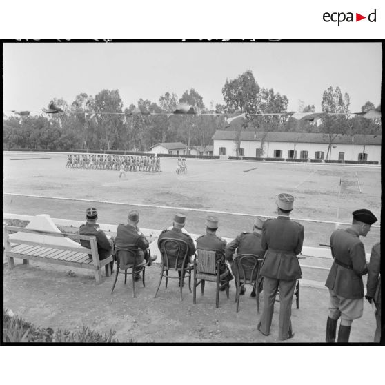 Le général de corps d'armée Henry Martin assiste à une manifestation sportive organisée à l'occasion de la fin des stages de la 1e promotion des aides moniteurs d'éducation physique militaire (EPM).