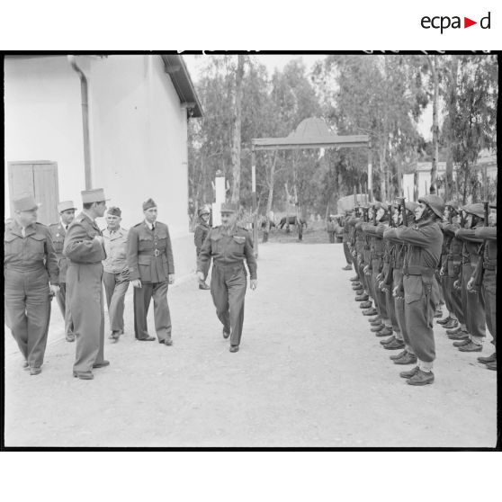Le général de corps d'armée Henry Martin est reçu par des personnalités militaires dans une école de formation d'aides moniteurs d'éducation physique militaire (EPM).