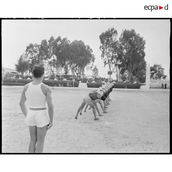 Des aides moniteurs d'éducation physique militaire (EPM) effectuent un exercice d'entrainement avec un tronc d'arbre.