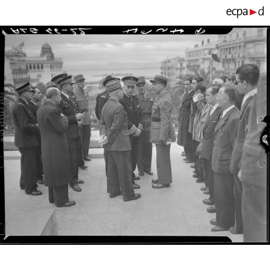 Des autorités militaires s'entretiennent autour du gouverneur général de l'Algérie Yves Chataigneau.